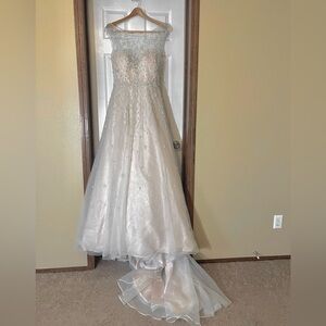 Pre-owned and loved. Dreamy and gorgeous. Like new.